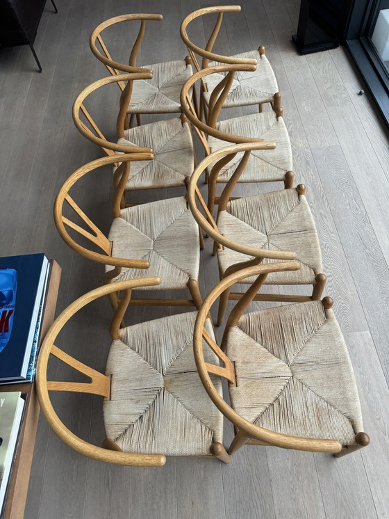 Image 1 of 8X Wishbone Chairs Ch24 & Tafel Ch338 Met Verlengstuk Ch3381 In Eik. 