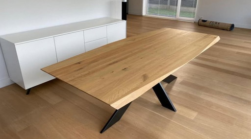 Prachtige Eettafel Van Wilde Eik Met Zwart Metalen Onderstel