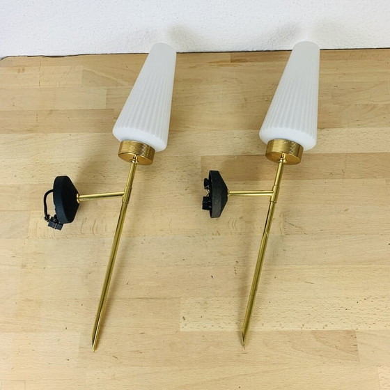 Image 1 of Paar vintage messing en opaline wandlampen, jaren 1950