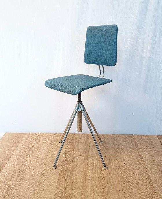 Image 1 of Hailo Twee vijftiger jaren bureau stoelen 