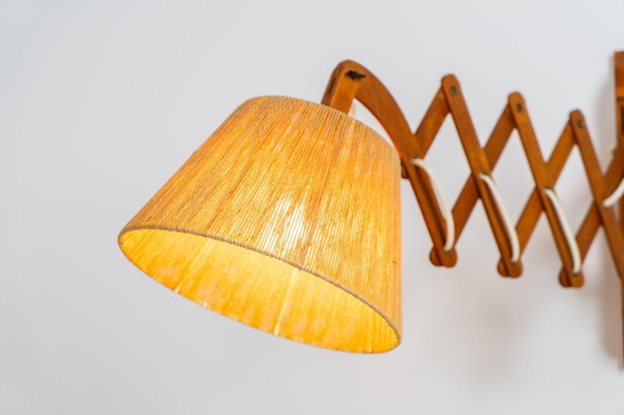 Image 1 of Grote teakhouten wandlamp "Scissor" (Denemarken, jaren 1960).