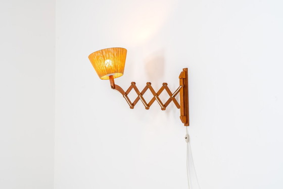 Image 1 of Grote teakhouten wandlamp "Scissor" (Denemarken, jaren 1960).