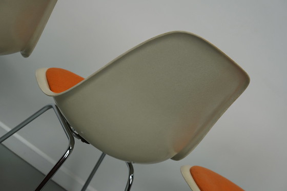 Image 1 of Charles & Ray Eames - Herman Miller - drie glasvezel RDX stoelen