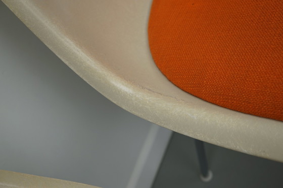 Image 1 of Charles & Ray Eames - Herman Miller - drie glasvezel RDX stoelen