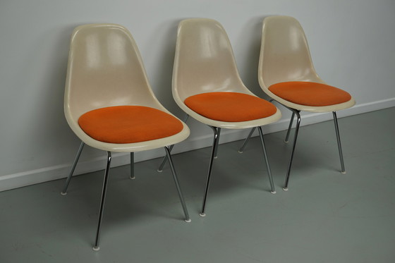 Image 1 of Charles & Ray Eames - Herman Miller - drie glasvezel RDX stoelen