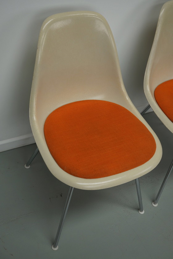 Image 1 of Charles & Ray Eames - Herman Miller - drie glasvezel RDX stoelen