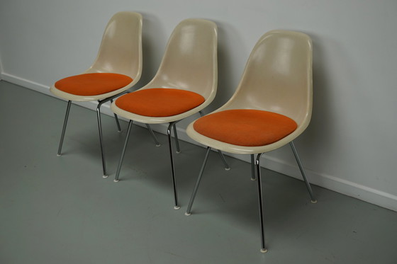 Image 1 of Charles & Ray Eames - Herman Miller - drie glasvezel RDX stoelen