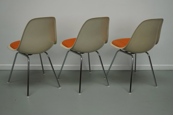 Image 1 of Charles & Ray Eames - Herman Miller - drie glasvezel RDX stoelen