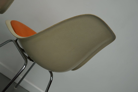 Image 1 of Charles & Ray Eames - Herman Miller - drie glasvezel RDX stoelen