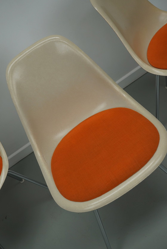 Image 1 of Charles & Ray Eames - Herman Miller - drie glasvezel RDX stoelen