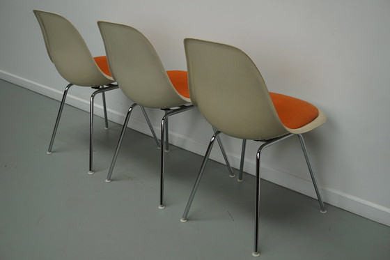 Image 1 of Charles & Ray Eames - Herman Miller - drie glasvezel RDX stoelen