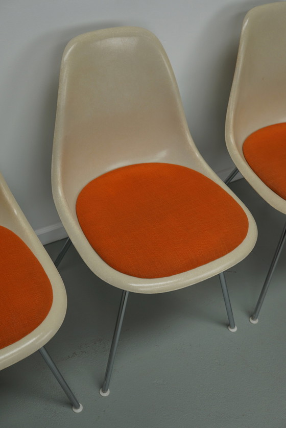 Image 1 of Charles & Ray Eames - Herman Miller - drie glasvezel RDX stoelen