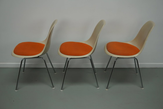 Image 1 of Charles & Ray Eames - Herman Miller - drie glasvezel RDX stoelen