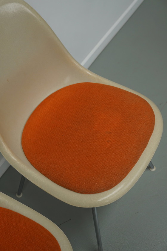 Image 1 of Charles & Ray Eames - Herman Miller - drie glasvezel RDX stoelen