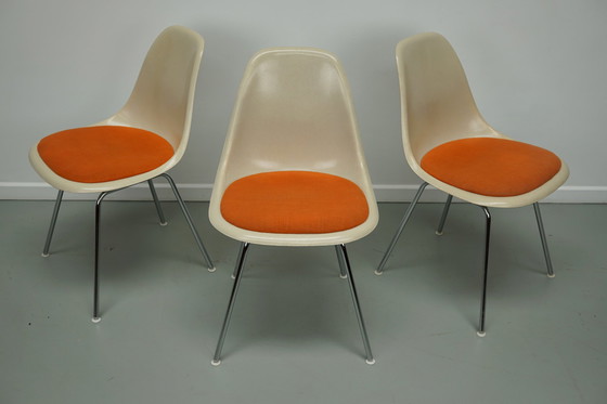 Image 1 of Charles & Ray Eames - Herman Miller - drie glasvezel RDX stoelen