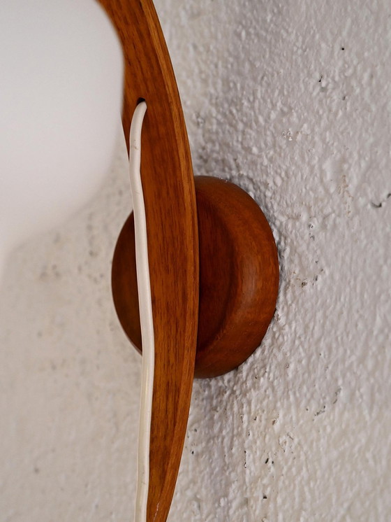 Image 1 of 1960S Teakhouten wandlamp met matglazen kap
