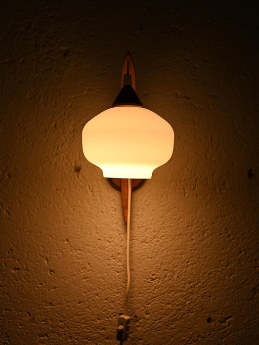 1960S Teakhouten wandlamp met matglazen kap