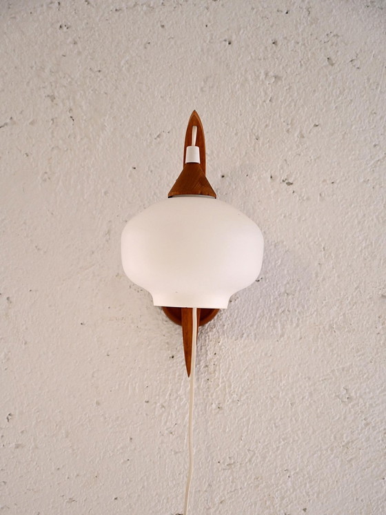 Image 1 of 1960S Teakhouten wandlamp met matglazen kap