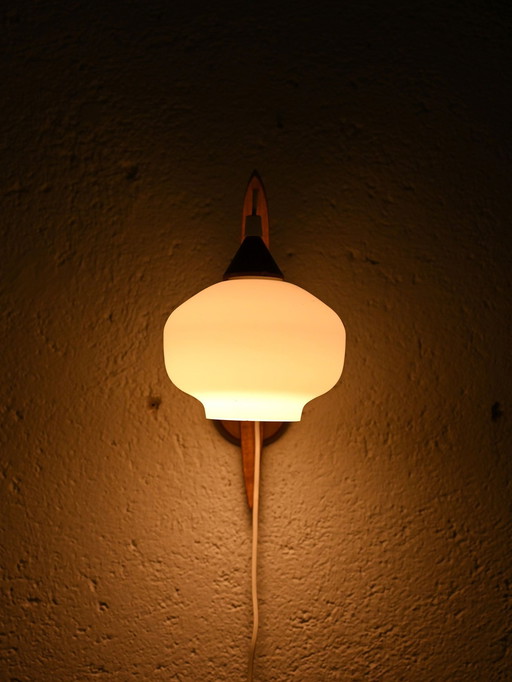 1960S Teakhouten wandlamp met matglazen kap