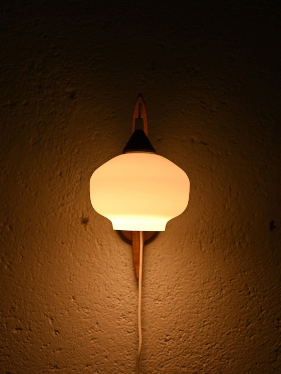 Image 1 of 1960S Teakhouten wandlamp met matglazen kap