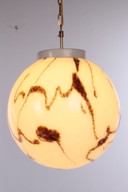 Vintage Hanglamp Hollywood Regency stijl met wit gemeleerde glasbol.