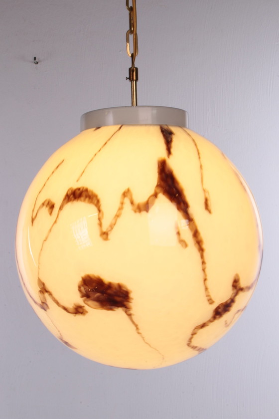 Image 1 of Vintage Hanglamp Hollywood Regency stijl met wit gemeleerde glasbol.