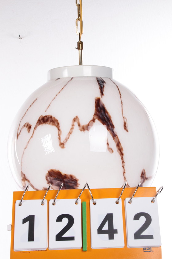 Image 1 of Vintage Hanglamp Hollywood Regency stijl met wit gemeleerde glasbol.