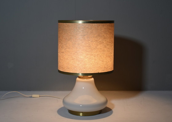 Image 1 of Grote Italiaanse tafellamp van opaline glas en messing - 1970's