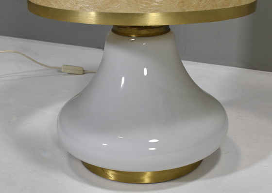 Image 1 of Grote Italiaanse tafellamp van opaline glas en messing - 1970's