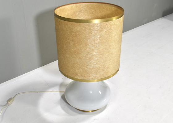 Image 1 of Grote Italiaanse tafellamp van opaline glas en messing - 1970's