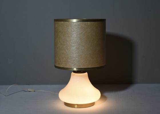 Image 1 of Grote Italiaanse tafellamp van opaline glas en messing - 1970's