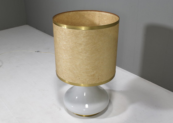 Image 1 of Grote Italiaanse tafellamp van opaline glas en messing - 1970's