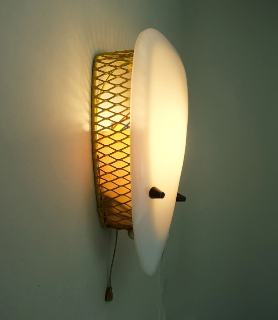 Image 1 of 1950S Wandlamp Tele Ambiance Metaal Mesh Met Witte Acryl Schaduw