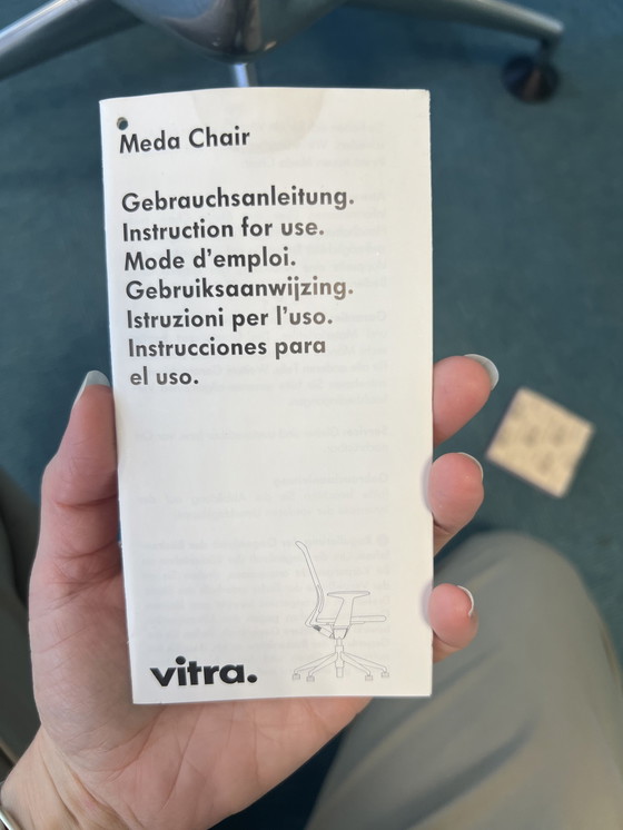 Image 1 of Vitra Meda zwart/wit chair