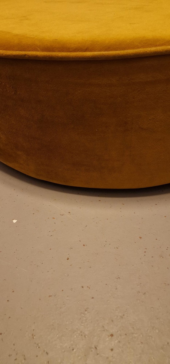 Image 1 of Gele fluwelen bank (Sara) en hocker van Woood