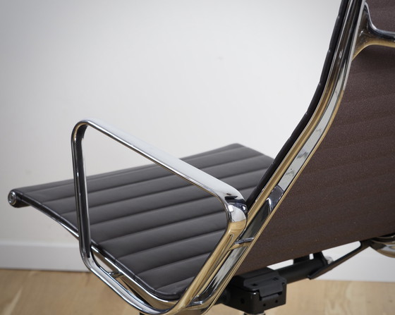 Image 1 of Vitra Eames Alu Stoel EA 124 en EA 125