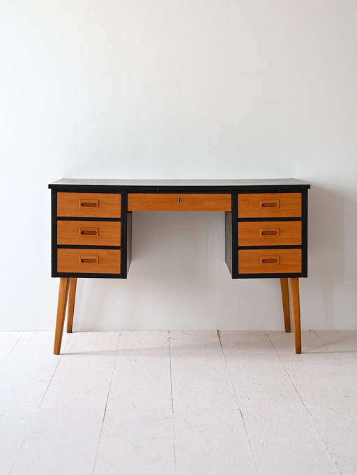 Vintage bureau met zwarte details