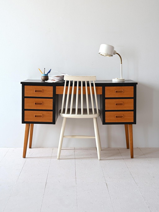 Vintage bureau met zwarte details