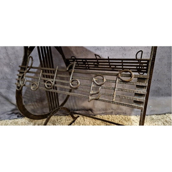 Image 1 of Vintage bijzettafel van smeedijzer en walnoothout