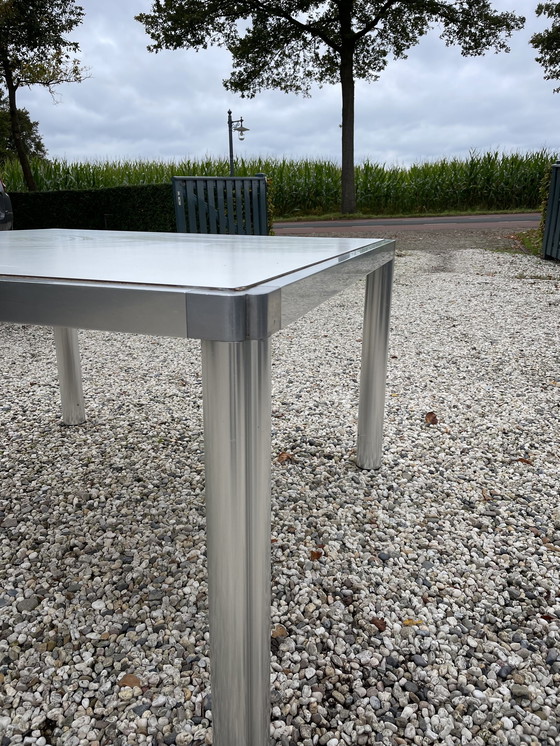 Image 1 of Artifort Eettafel Kho Liang Ie Wit Blad En Aluminium Poten