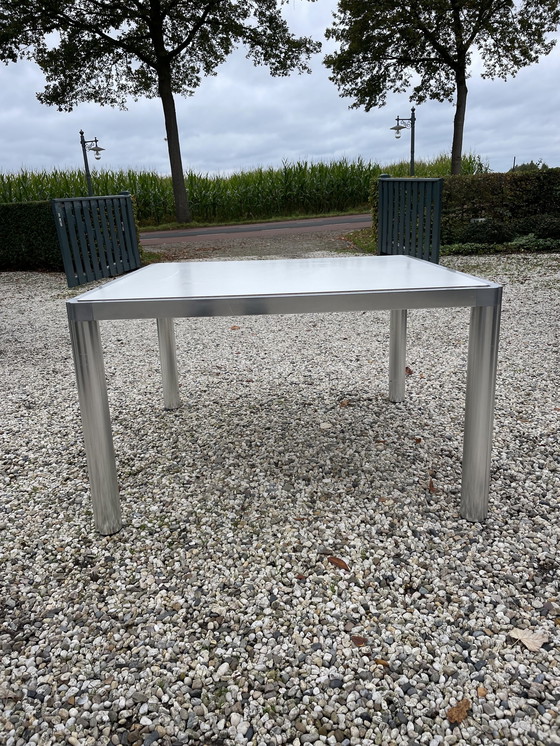 Image 1 of Artifort Eettafel Kho Liang Ie Wit Blad En Aluminium Poten