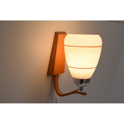 Vintage wandlamp van hout en glas door Drevo Humpolec, Tsjecho-Slowakije 1970