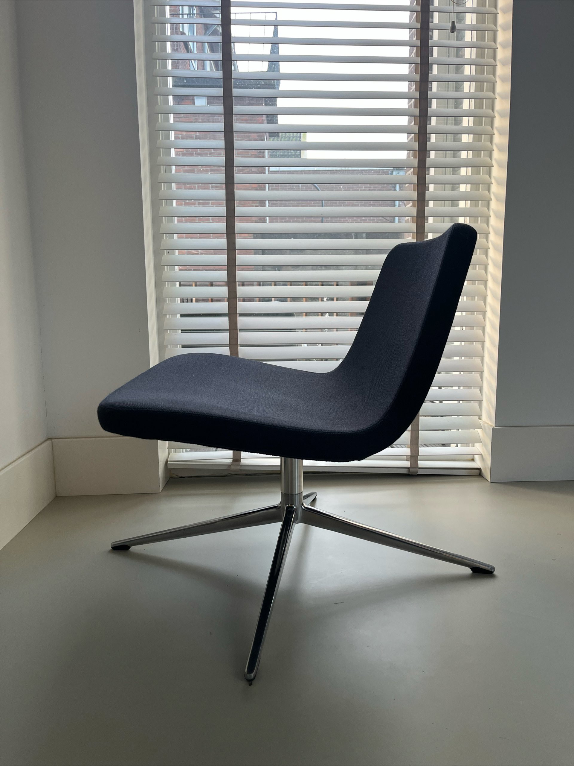 Hay ray swivel online chair