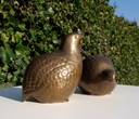 2 Beeldjes kwartels van messing hoogte 16 en 12 cm