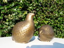 2 Beeldjes kwartels van messing hoogte 16 en 12 cm