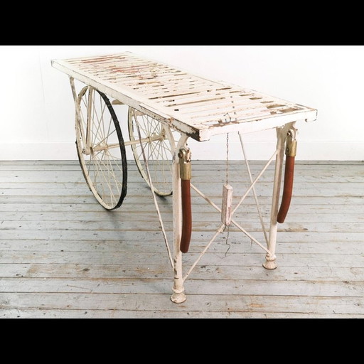 Vintage beschilderde winkelwagens op wielen