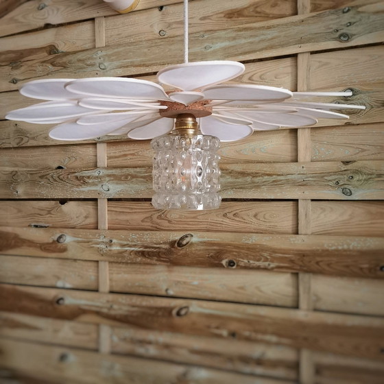 Image 1 of 24 Bloemblaadjes Rotan en Linnen Bloemhanger + Vintage Glazen Bol