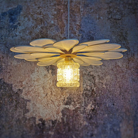 Image 1 of 24 Bloemblaadjes Rotan en Linnen Bloemhanger + Vintage Glazen Bol