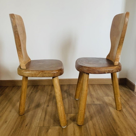 Image 1 of Paar vintage brutalistische driepootstoelen van massief hout