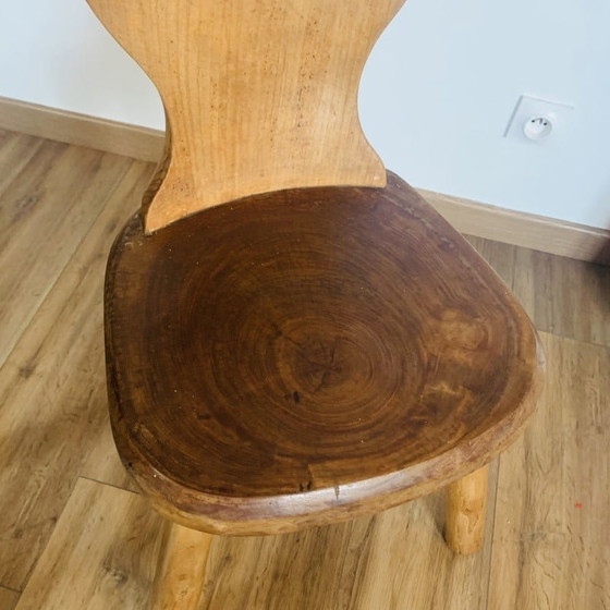 Image 1 of Paar vintage brutalistische driepootstoelen van massief hout